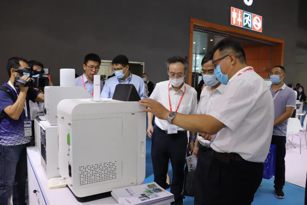 广东省科技厅龚建文巡视员及中国昭通分析测试中心测试钻研所陈江韩所长一行莅临老子有钱lzyq88展位参观领导