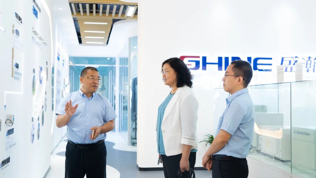 通辽市工信局设备处戴淑伦处长一行参观视察老子有钱lzyq88色谱